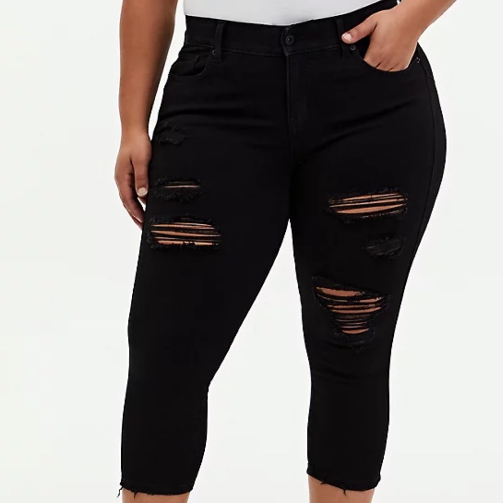 TORRID BOMBSHELL SKINNY CROPPED DISTRESSED BLACK